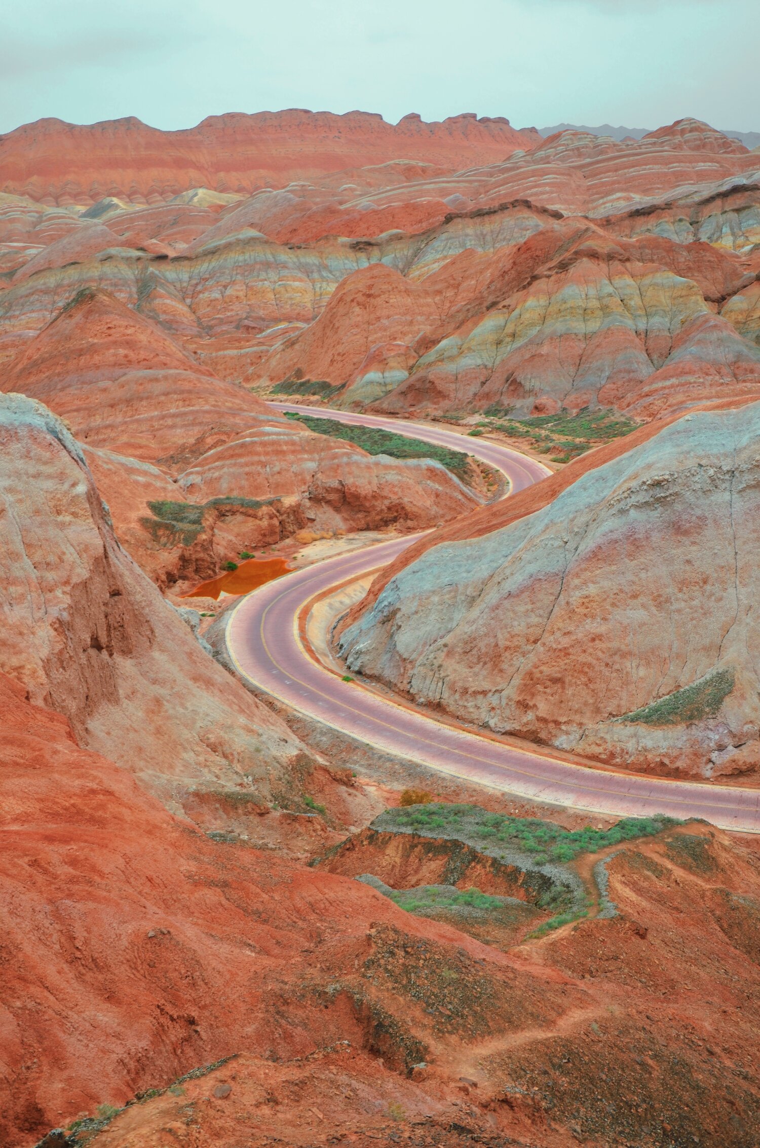 dirt_road_in_the_middle_of_the_desert-scopio-237098d4-0a39-4d34-94a6-e3b431ff4081.jpg